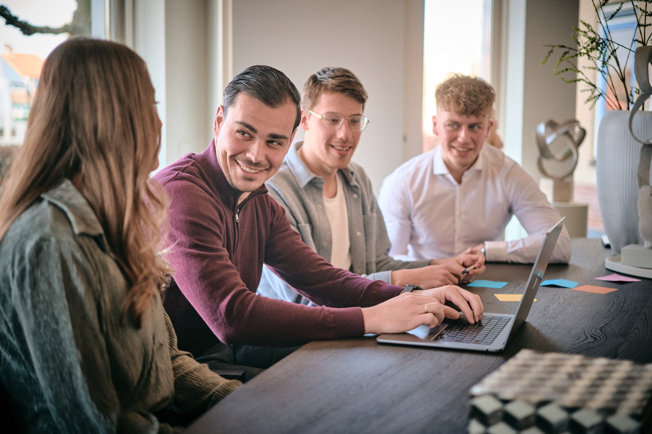 Team van vier collega's werkt samen aan laptop in modern kantoor, Leerdam — Stefan Segers Fotografie