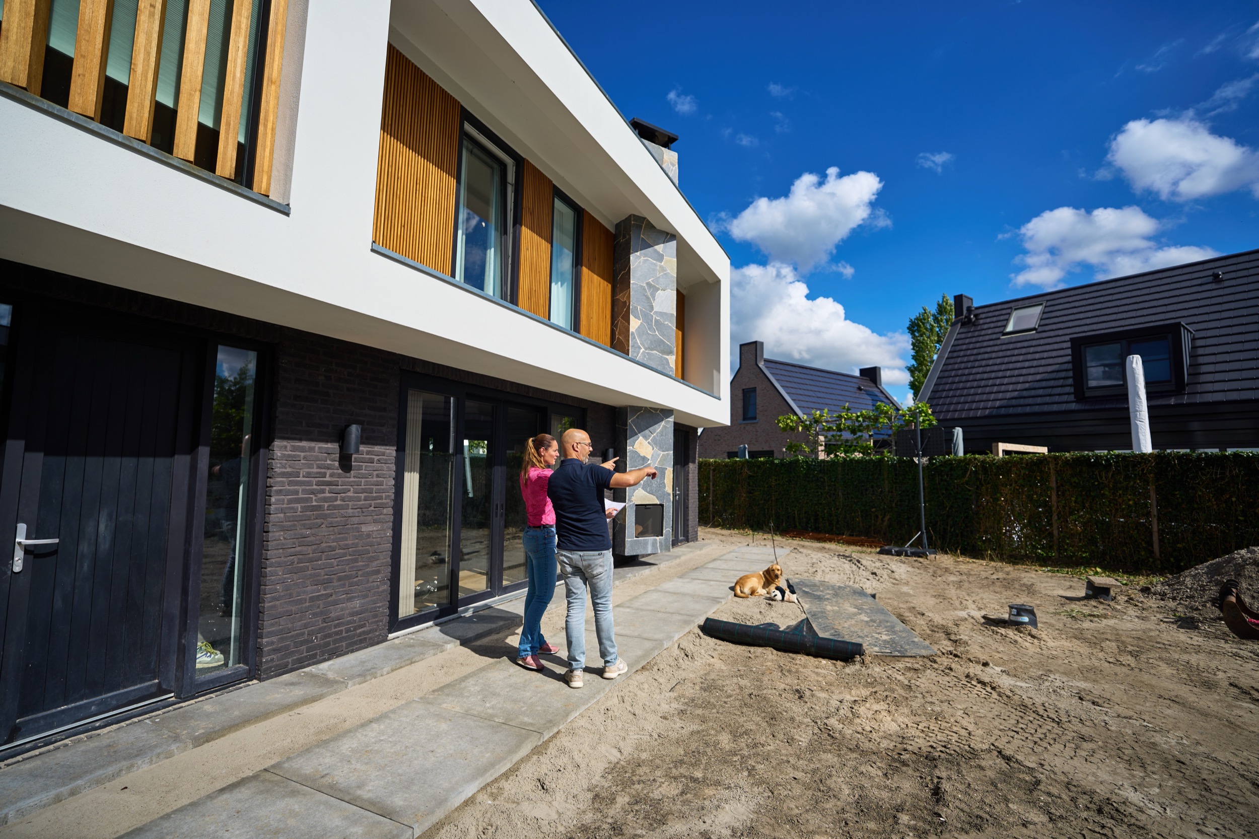 Twee professionals bespreken tuinontwerp bij modern woonpand in Zoetermeer, bedrijfsreportage — Stefan Segers Fotografie