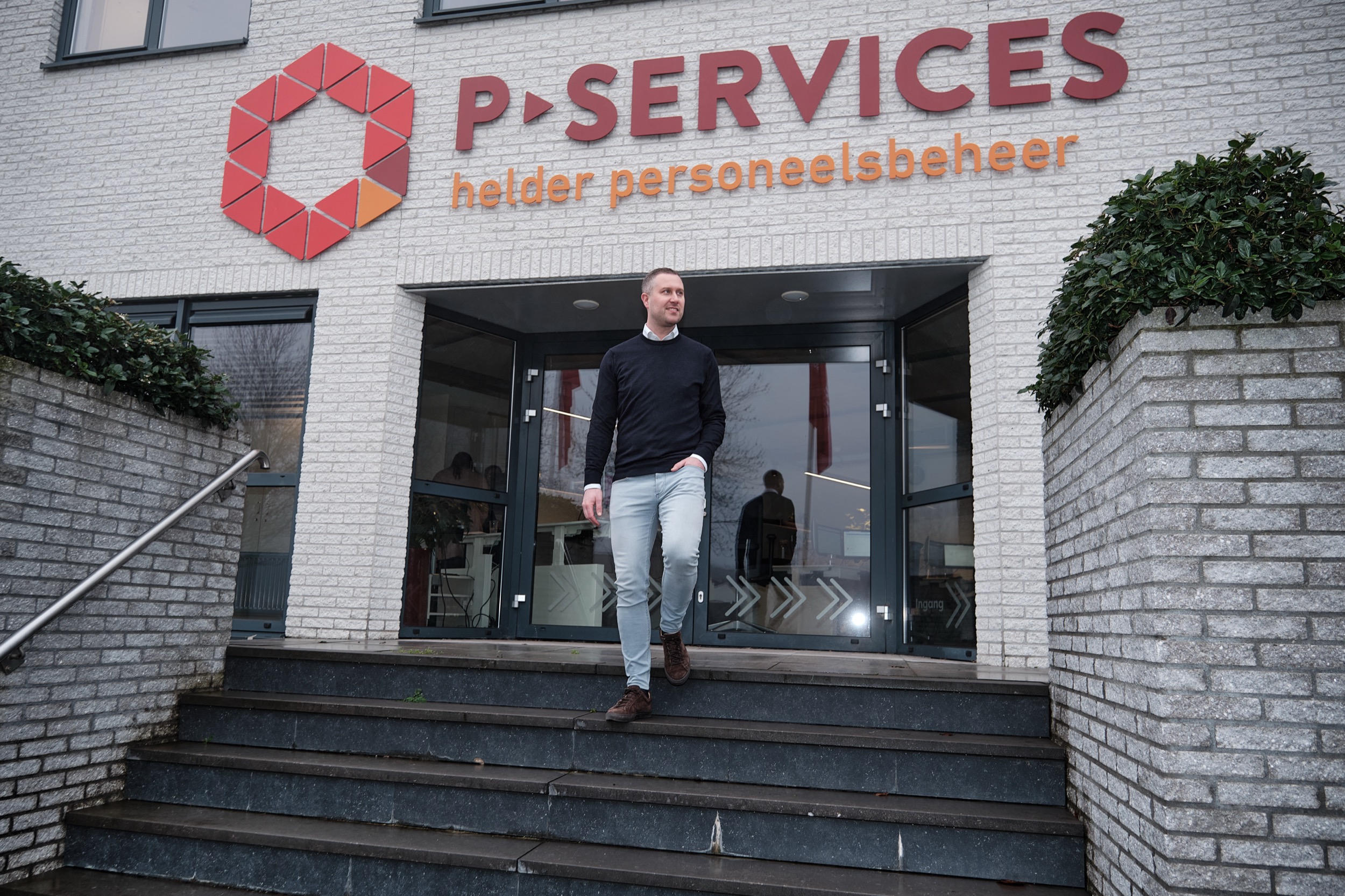Man verlaat kantoorgebouw P-Services Barneveld, zakelijke bedrijfsreportage, recruitmentsector — Stefan Segers Fotografie