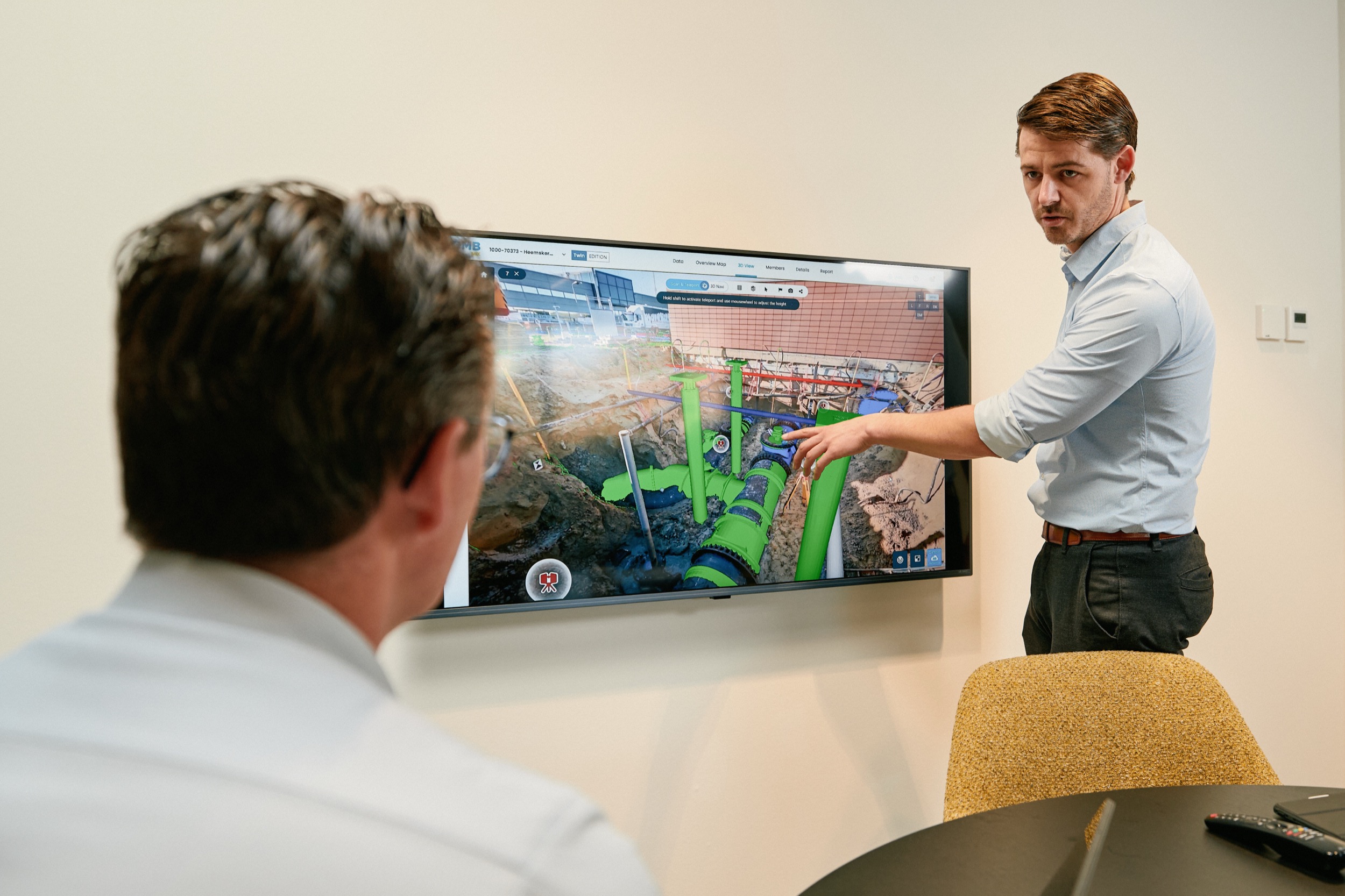 Man presenteert technische project op groot scherm aan collega, kantoor IJhorst — Stefan Segers Fotografie