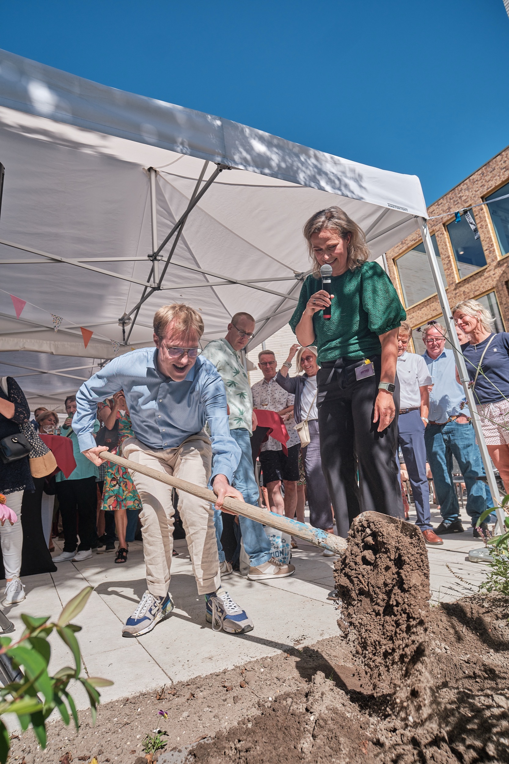Kind met spade bij officiële opening Hoekstee, wethouder spreekt, publiek onder tent, Rotterdam — Stefan Segers Fotografie