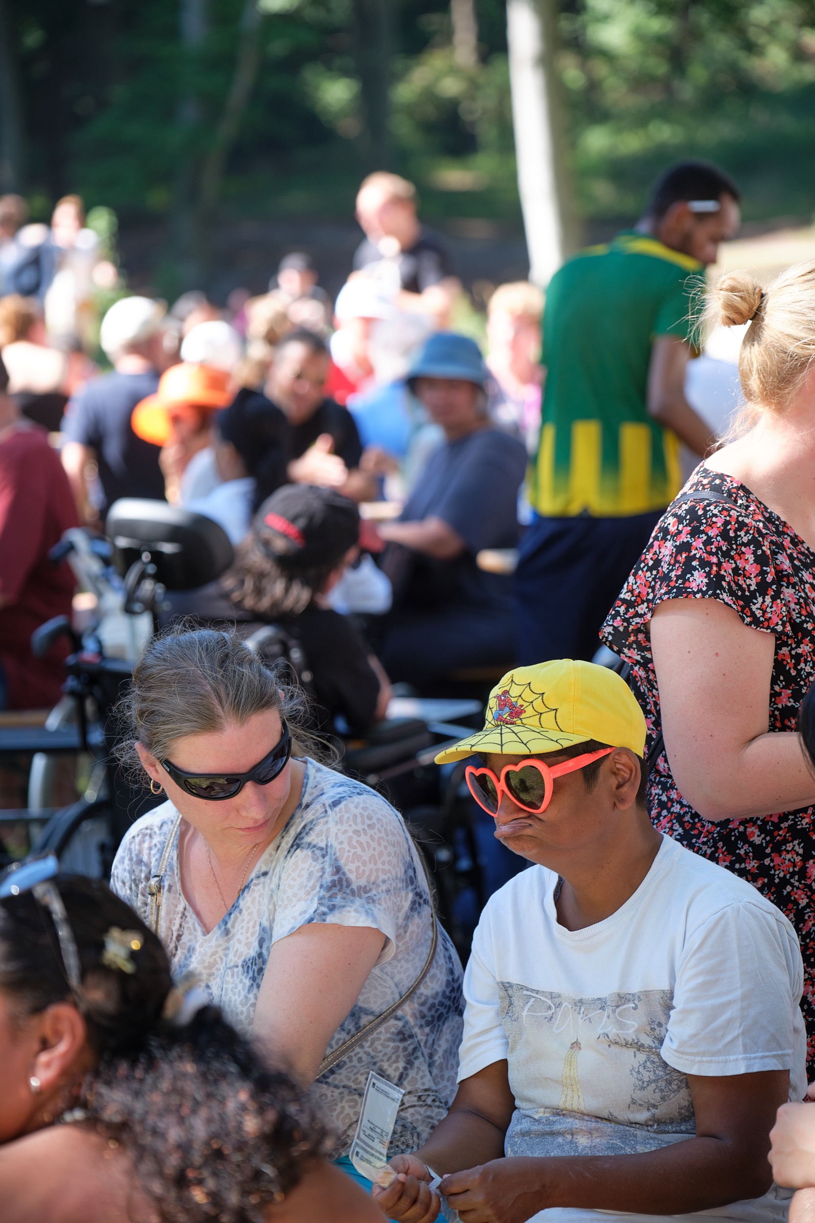 Gemengde groep gasten geniet van clientenfeest in groen park, festief en gezellig, Wassenaar — Stefan Segers Fotografie