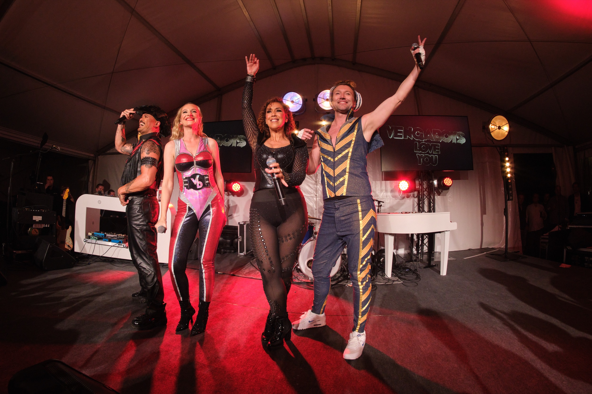 Vier performers op rood podium tijdens Hakuna Matata zomerfeest Middin, Rijswijk — Stefan Segers Fotografie