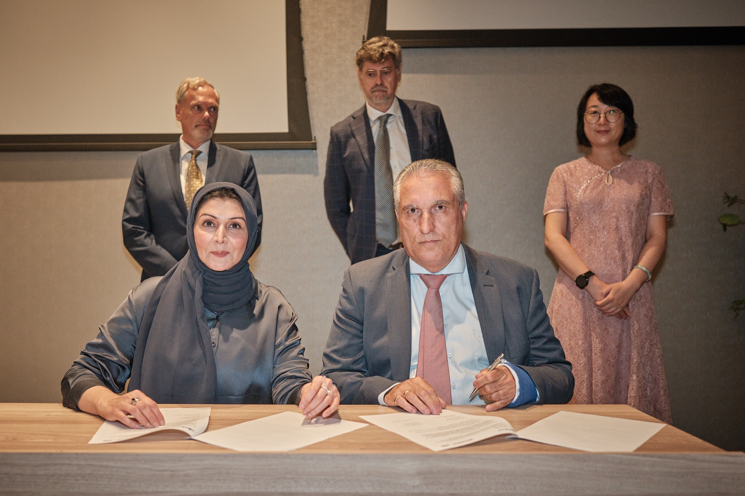 Vijf professionals ondertekenen contract bij ALKA power evenement, Marriott Hotel Den Haag — Stefan Segers Fotografie