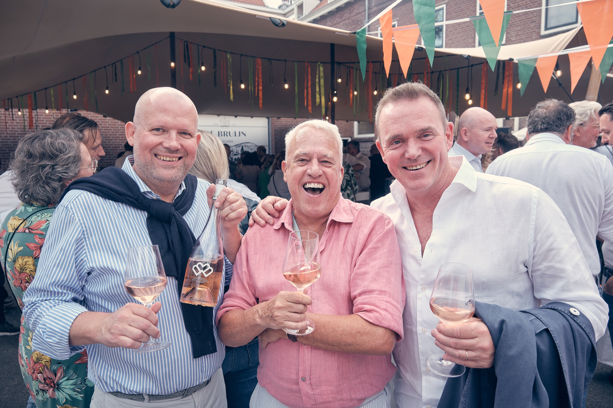 Drie mannen proostten tijdens netwerkborrel bij De Bruijn in Wijnen, Nijmegen, festive setting — Stefan Segers Fotografie