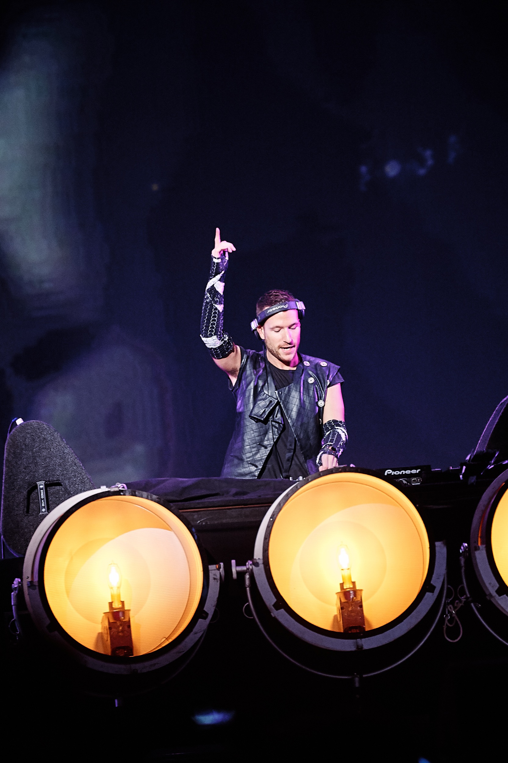DJ Don Diablo heft vuist omhoog op podium met gele spotlights, Ahoy Rotterdam — Stefan Segers Fotografie