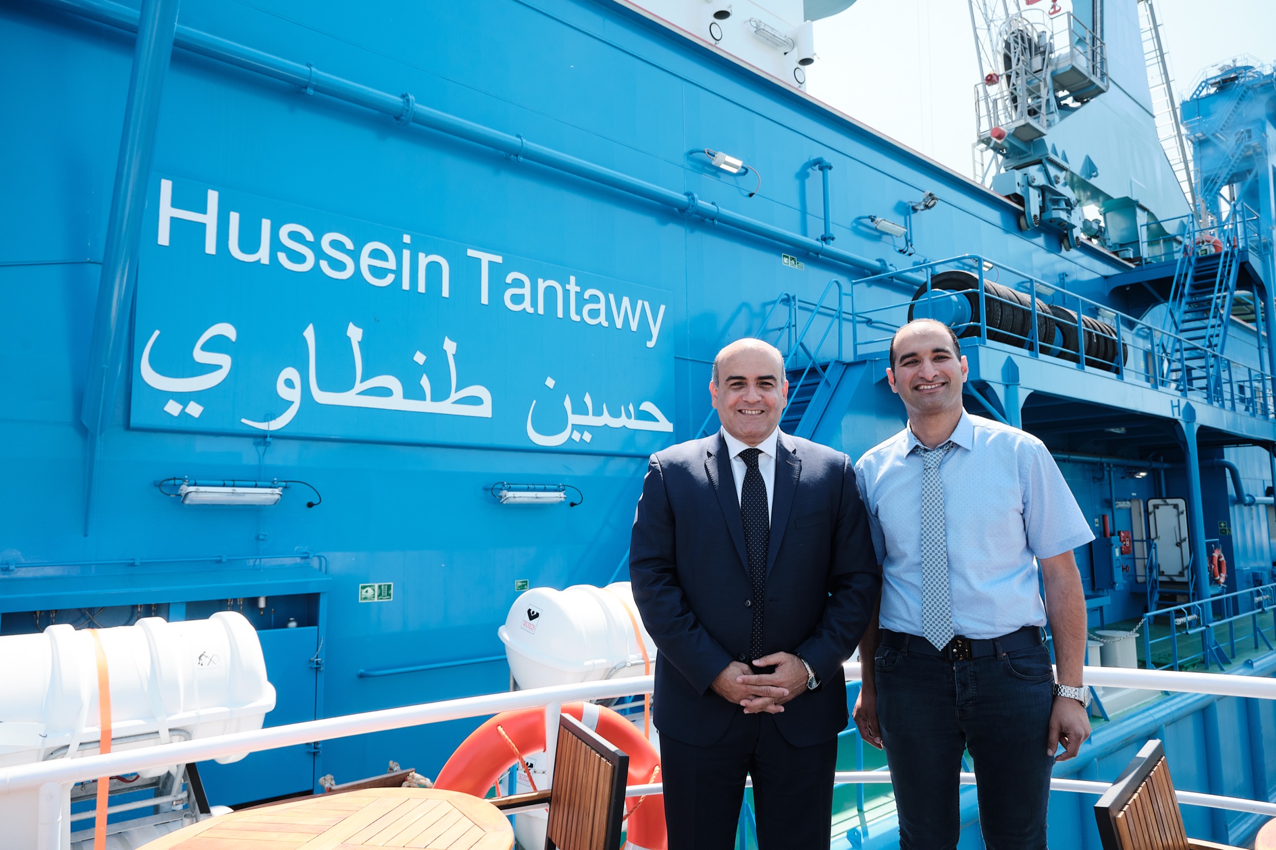 Twee zakelijke mannen poseren voor blauwe scheepsromp Hussein Tantawy, Rotterdam — Stefan Segers Fotografie