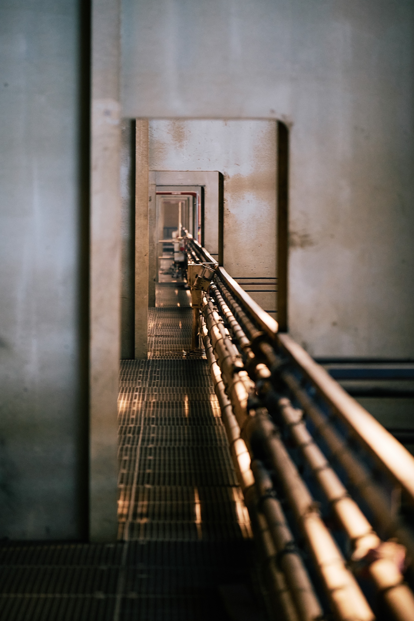 Metalen leuning in industriële scheepswerf loopt naar horizon, technische productieomgeving Royal IHC — Stefan Segers Fotografie