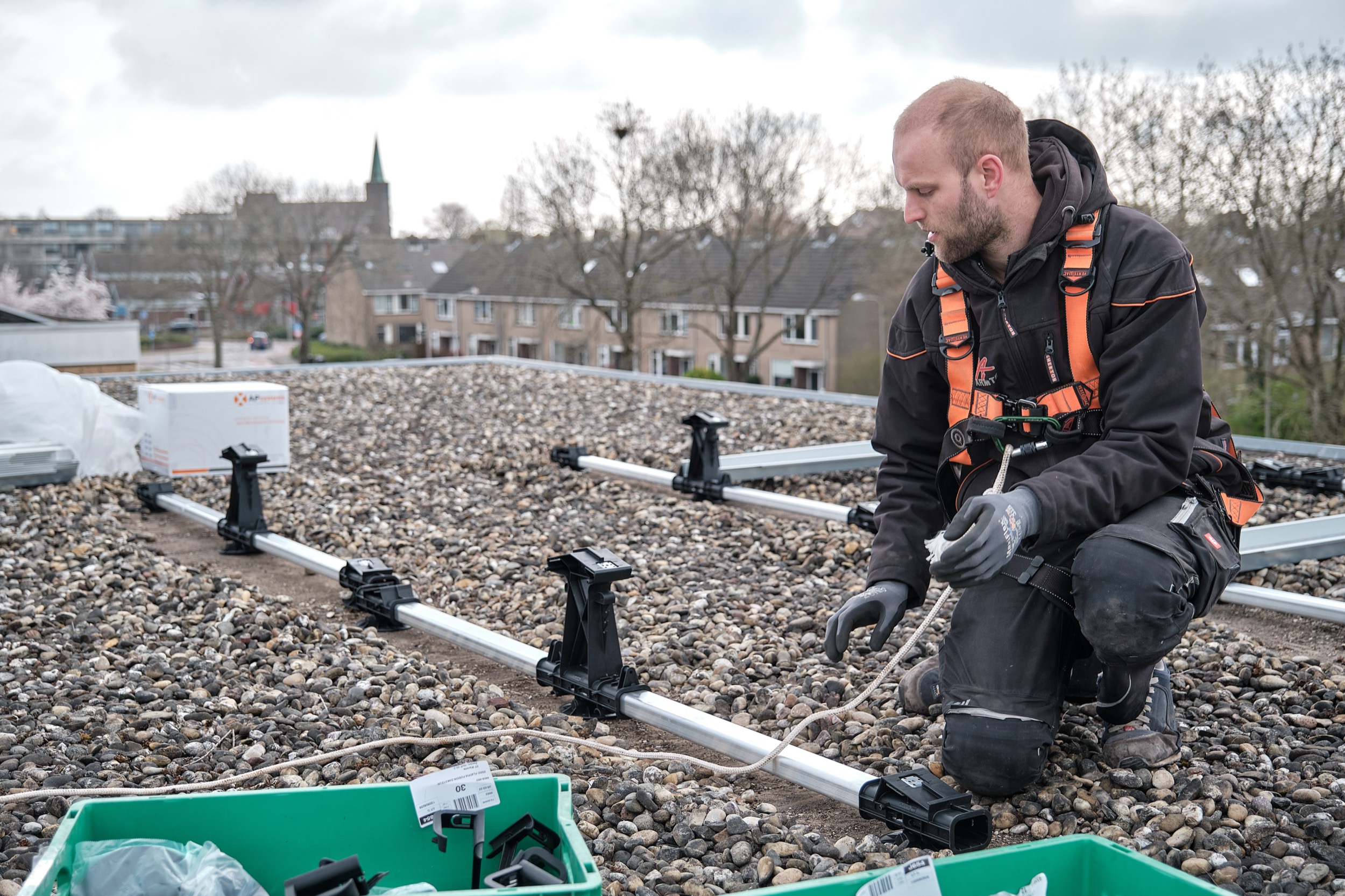 Technicus in veiligheidsuitrusting werkt op dak, Bewust Veilig-dag Nieuwkoop — Stefan Segers Fotografie