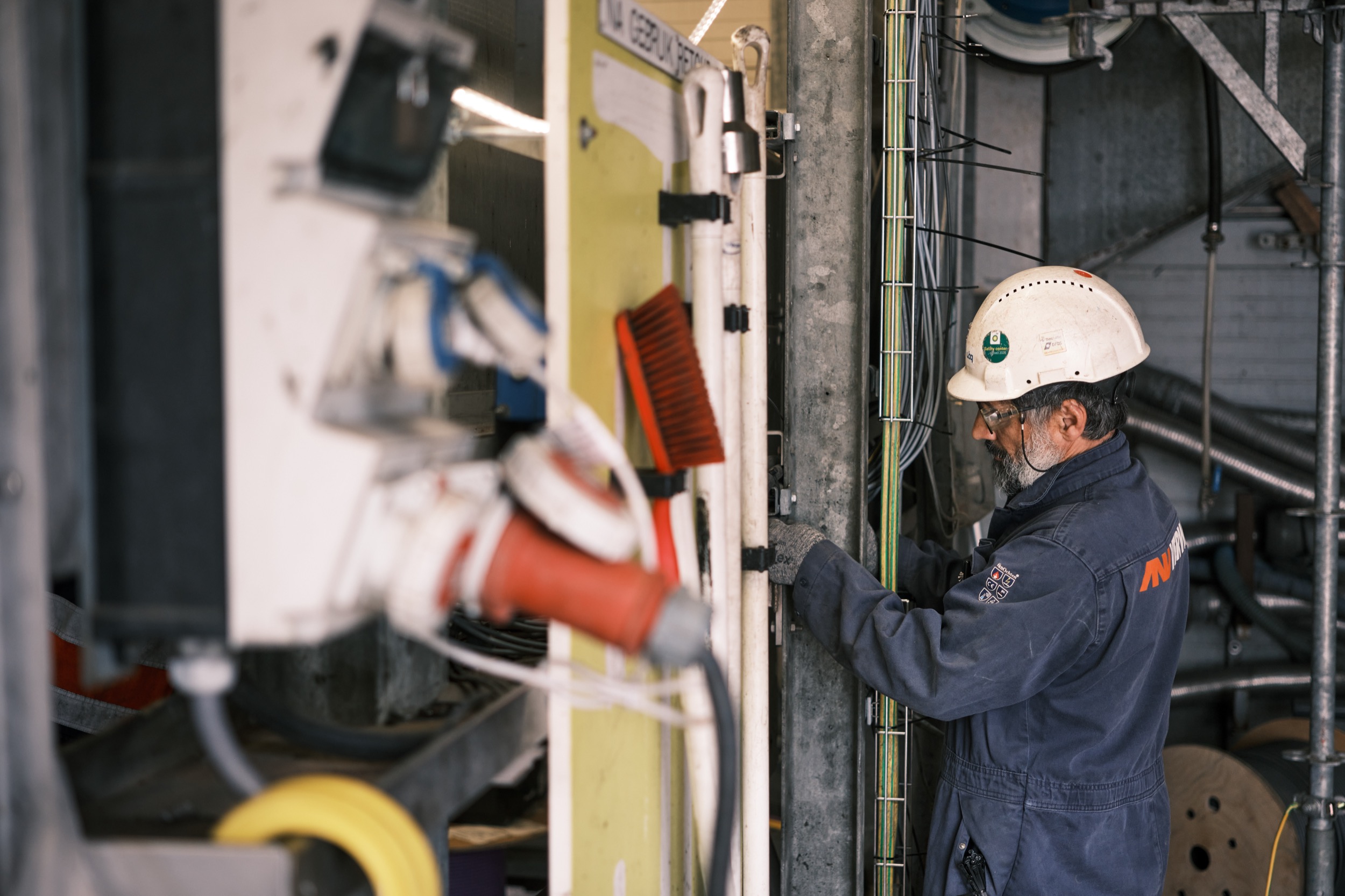 Technicus met helm inspecteert industriële installatie, fabriek BASF de Meern, chemische productie — Stefan Segers Fotografie