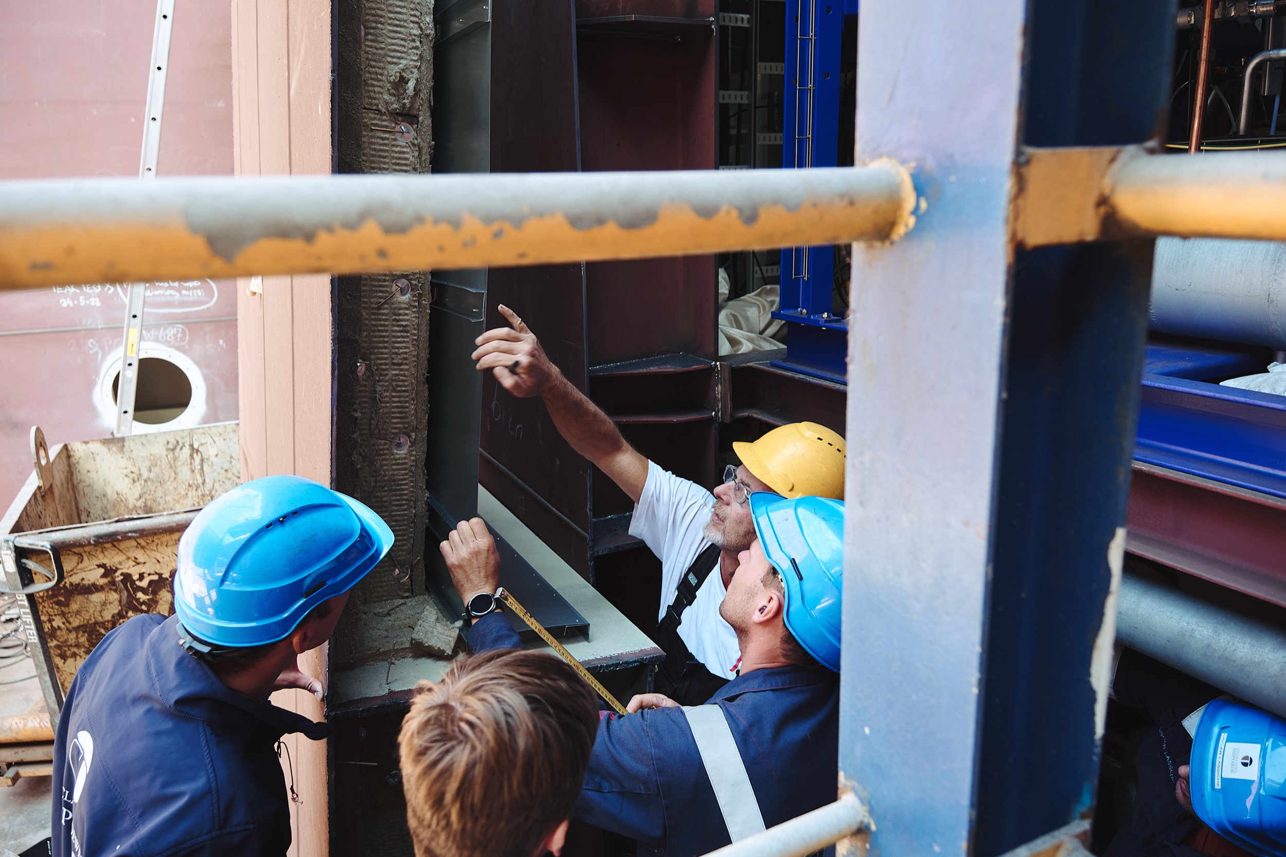 Werknemers in veiligheidshelmen inspecteren scheepsbouwwerk op scheepswerf Thecla Bodewes, Kampen — Stefan Segers Fotografie