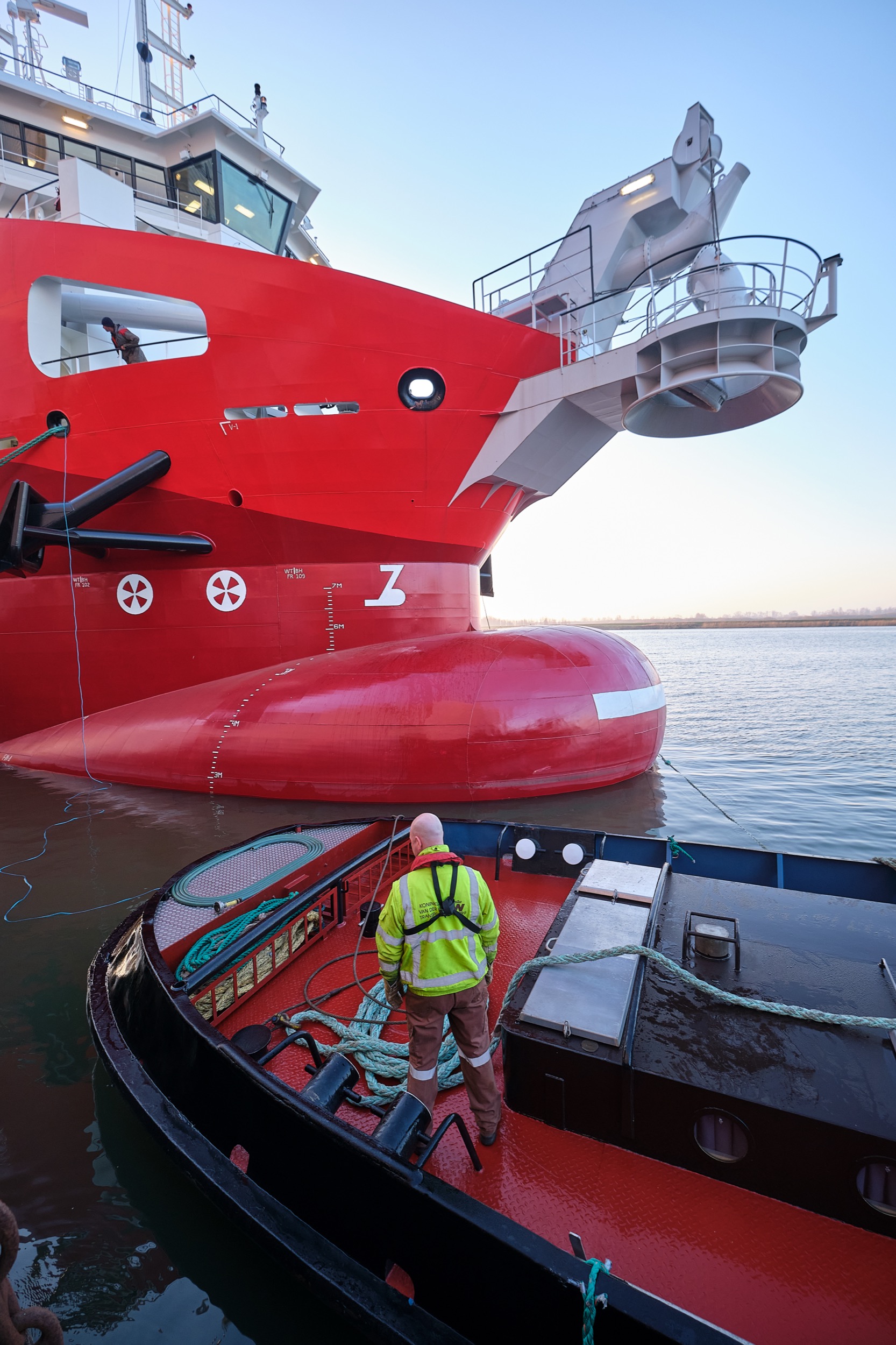 Werknemer in veiligheidsvest op dek tijdens proefvaart Makran 2, Hardinxveld-Giessendam — Stefan Segers Fotografie