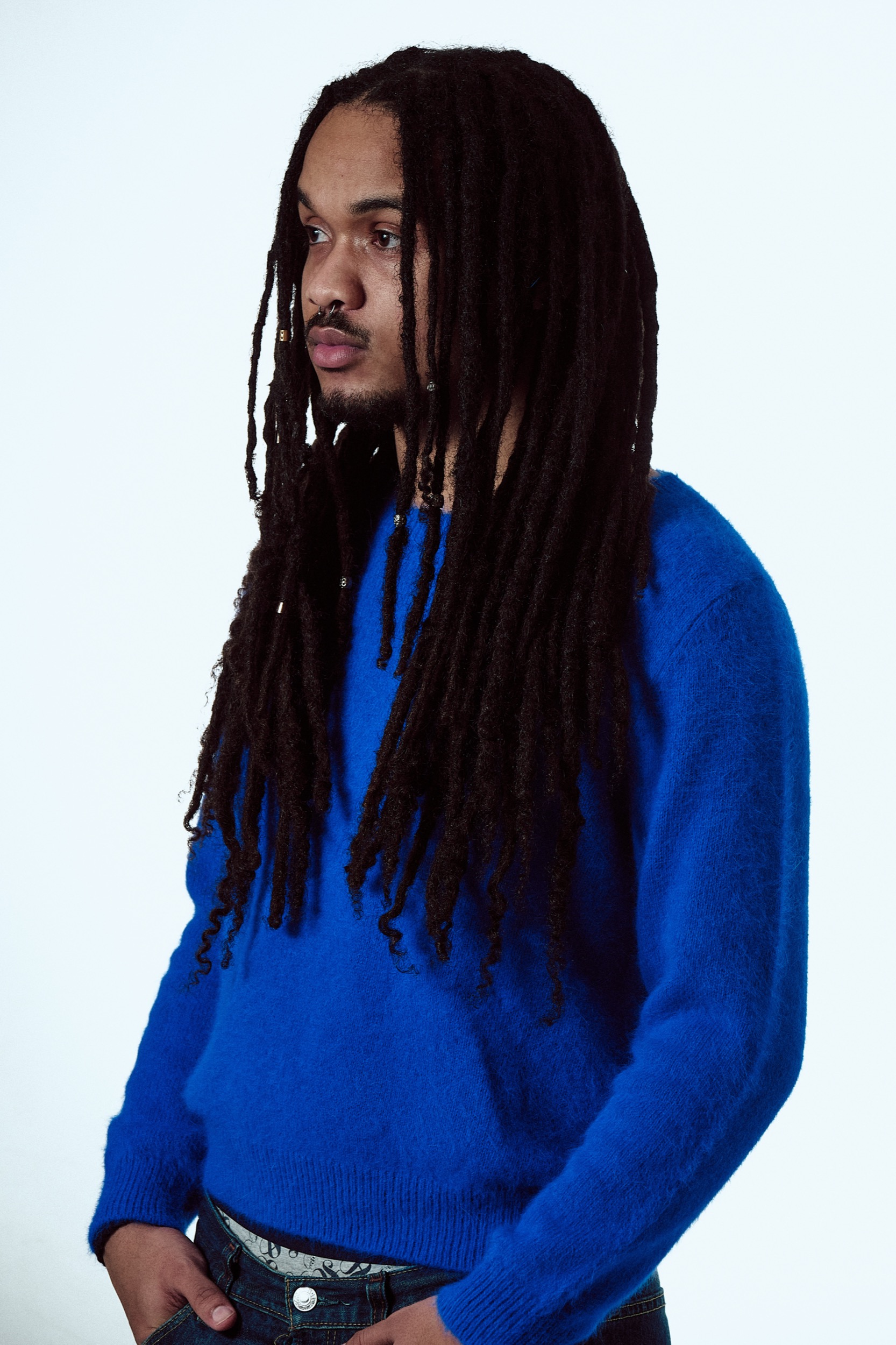 Man met dreadlocks in blauw trui, professionele studioportret voor artiestenkit — Stefan Segers Fotografie