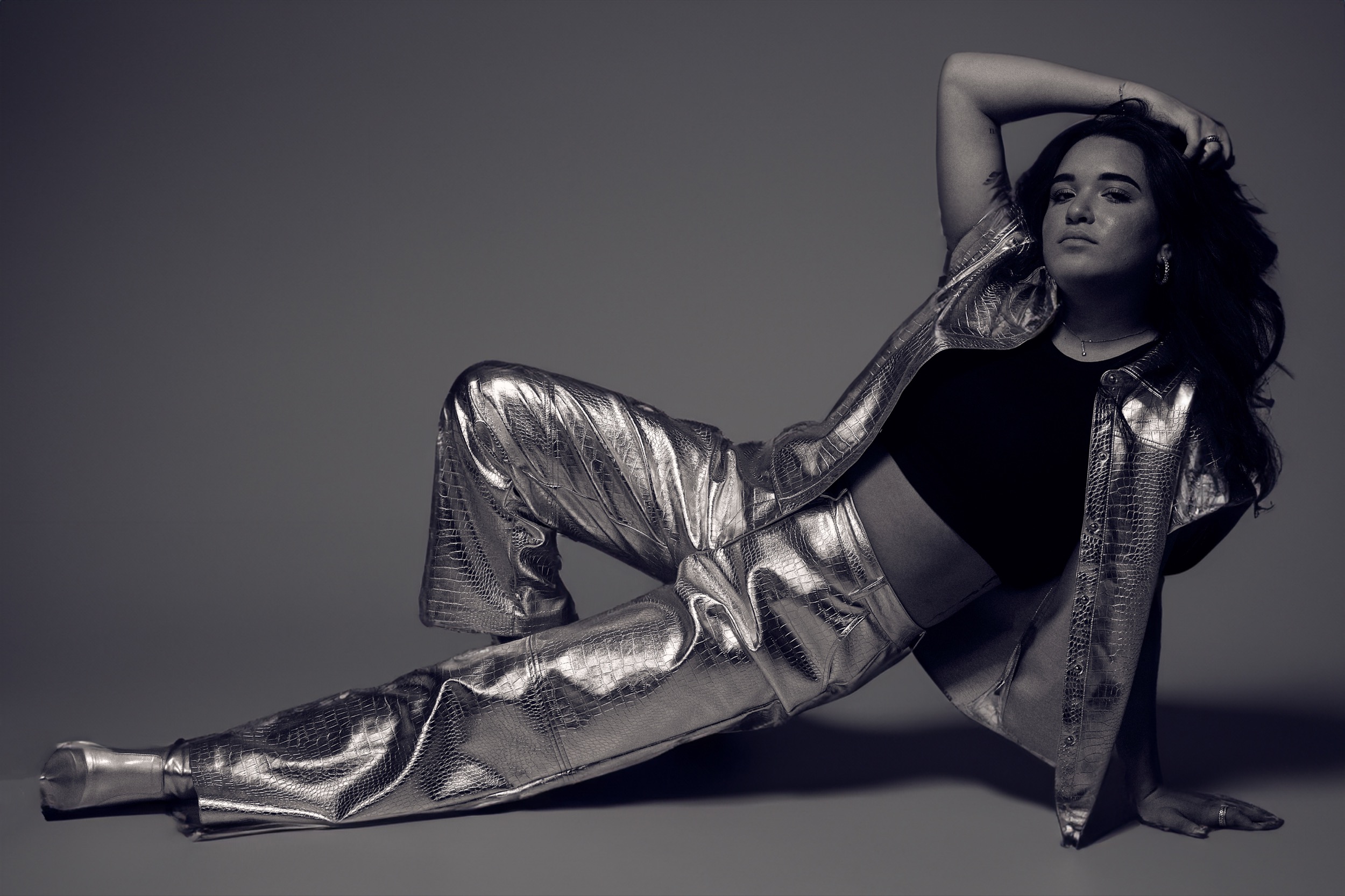 Zangeres in zilveren metallic outfit in studioverlichting, professioneel portret — Stefan Segers Fotografie