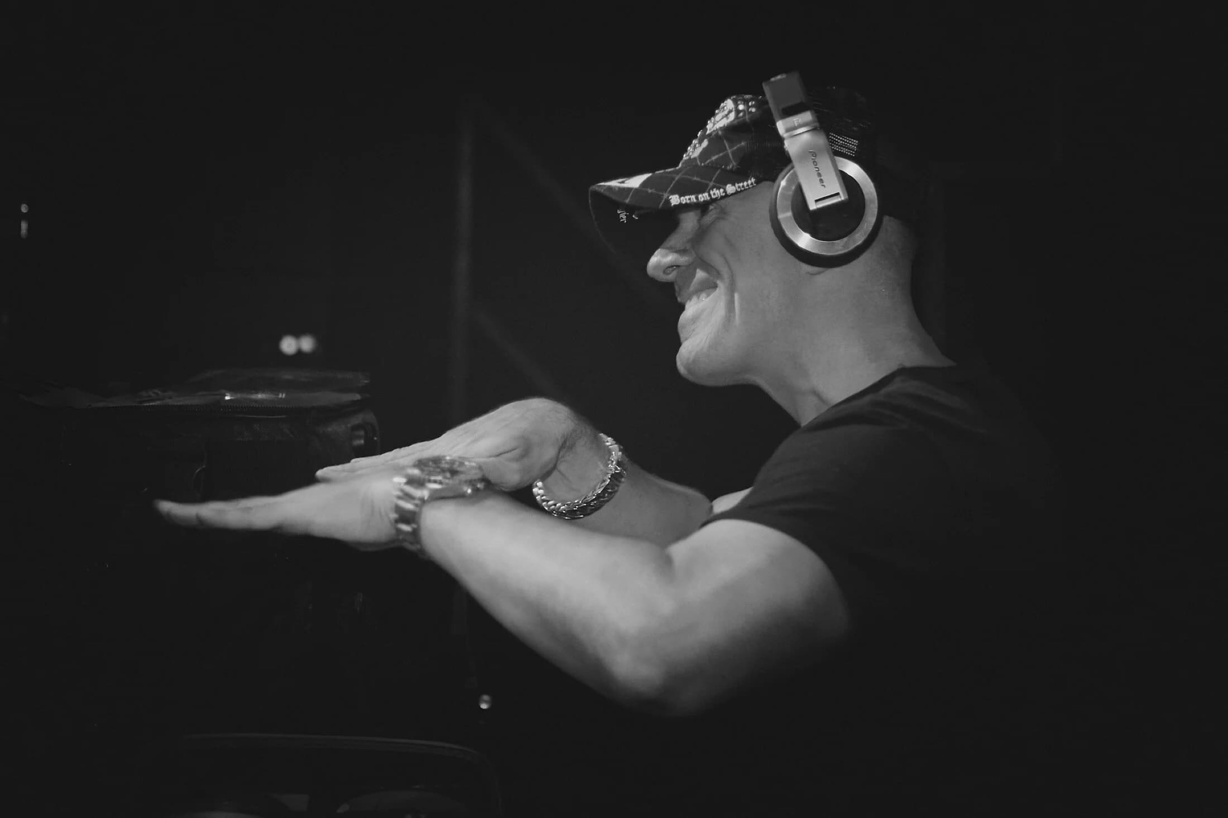 DJ draait tracks met koptelefoon in professionele studioomgeving, zwart-wit portret — Stefan Segers Fotografie