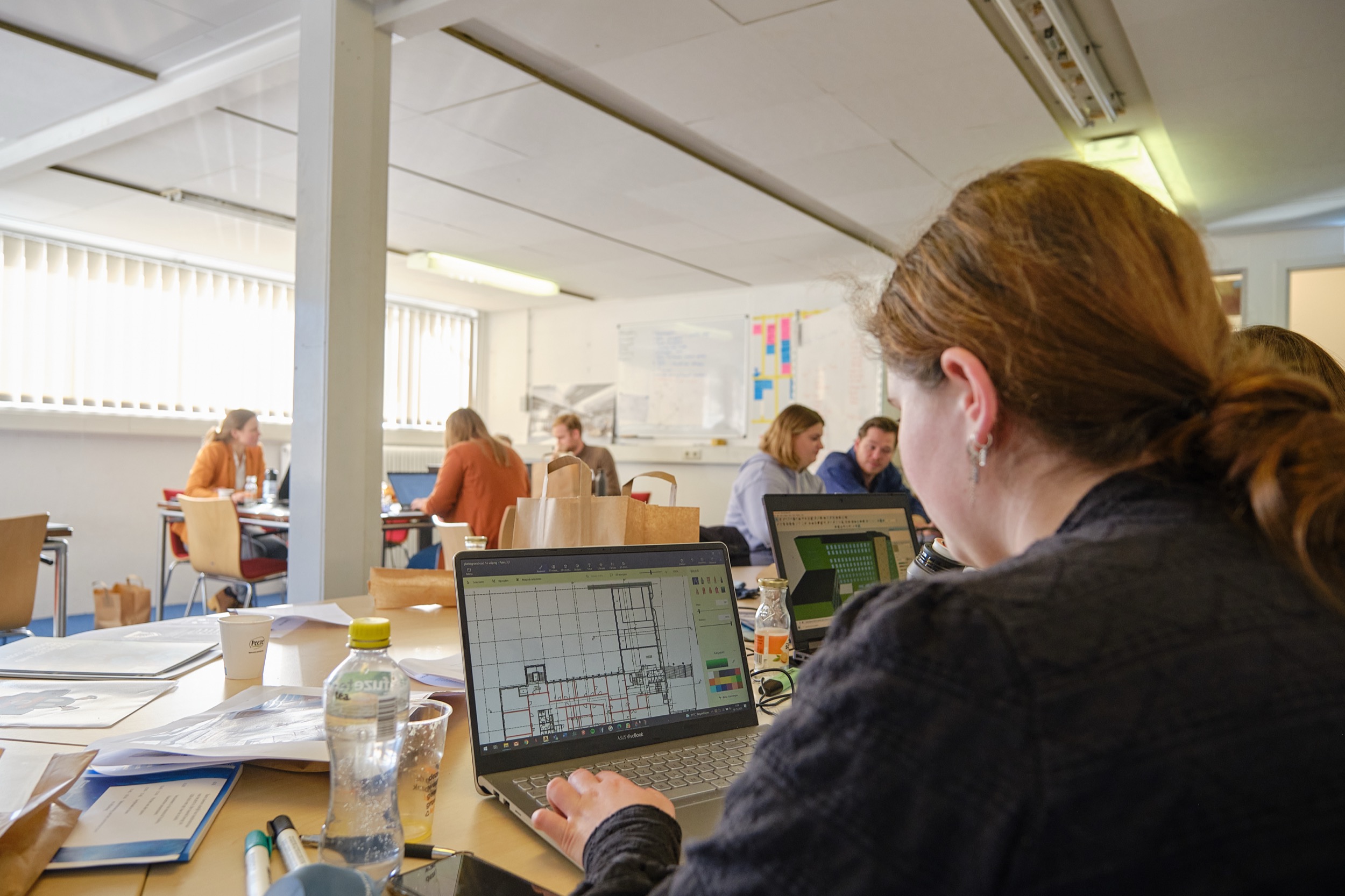 tijdens Techathon 2021 in Industrial studios Arnhem. Teams zoeken een oplossing voor circulair ontwikkelen van vastgoed op Industrial studios in Arnhem door Stefan Segers