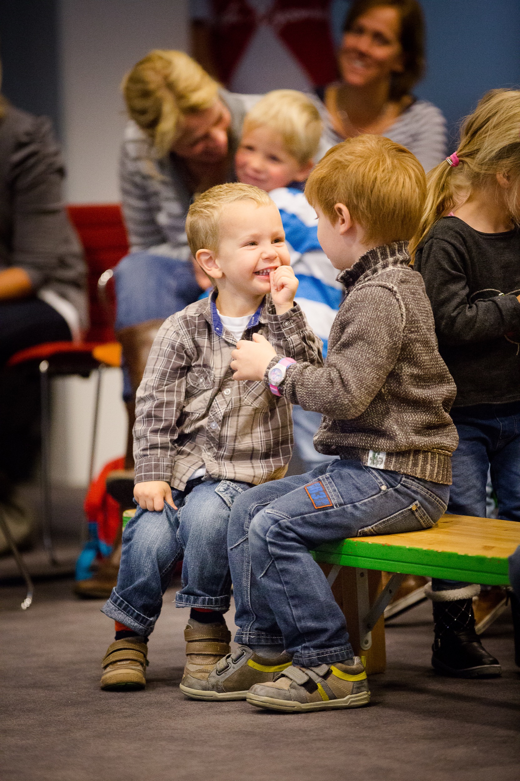 Kleine kinderen lachen samen bij activiteit in kantooromgeving, Zoetermeer Rabobank — Stefan Segers Fotografie